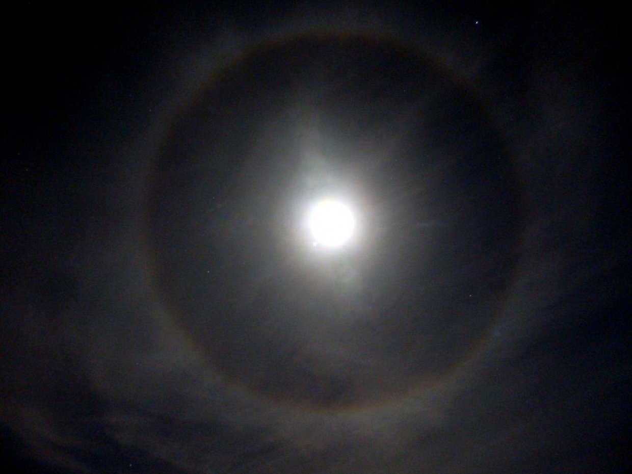 Halo rond de maan boven het Canarische eiland La Palma.