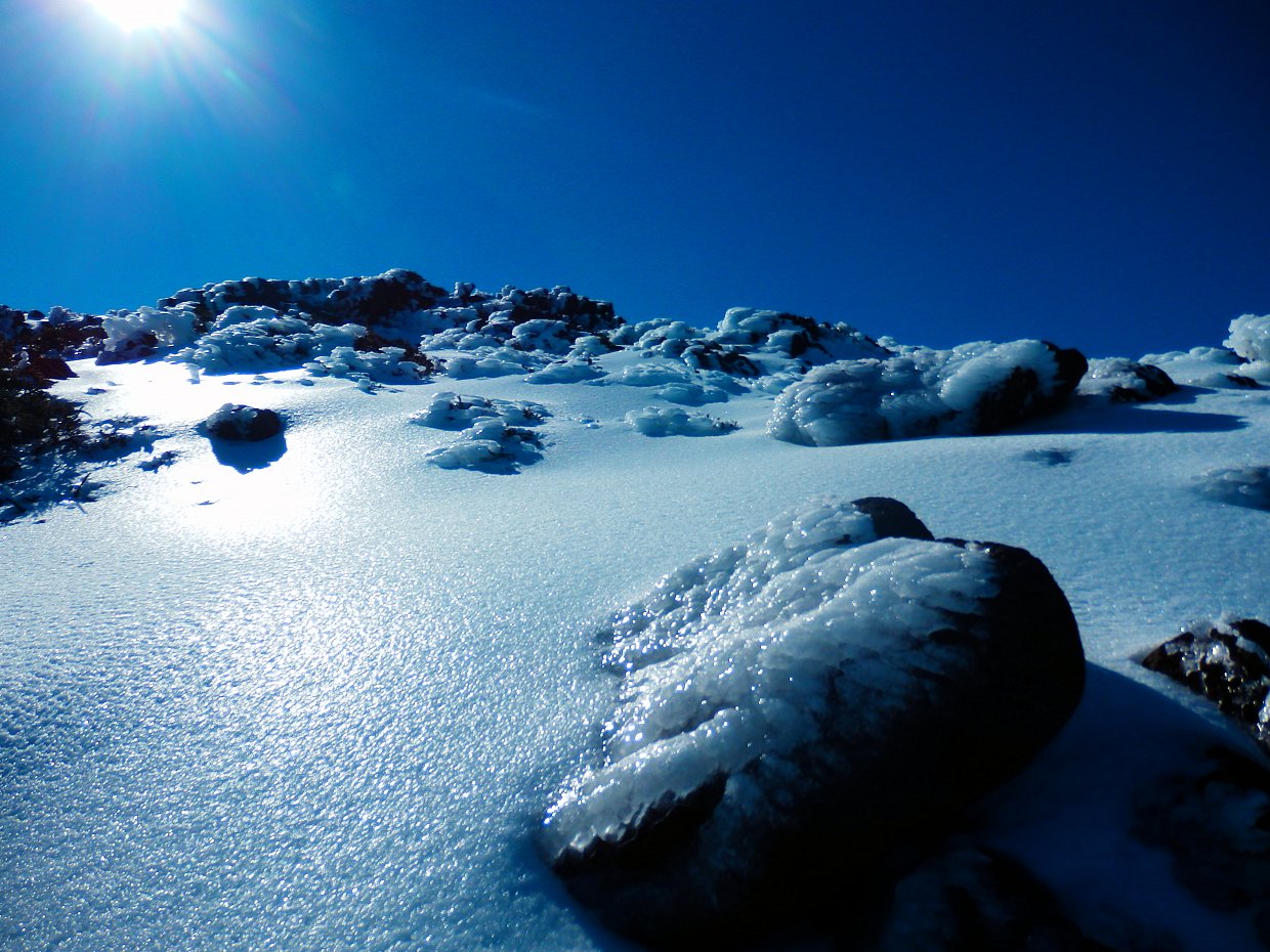 Sneeuw op La Palma. Met stijgijzers over ijshellingen.