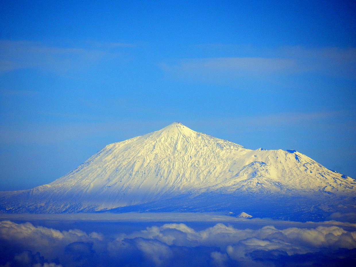 Sneeuw op La Palma. Uitzicht op de besneeuwde top van de Teide op Tenerife.